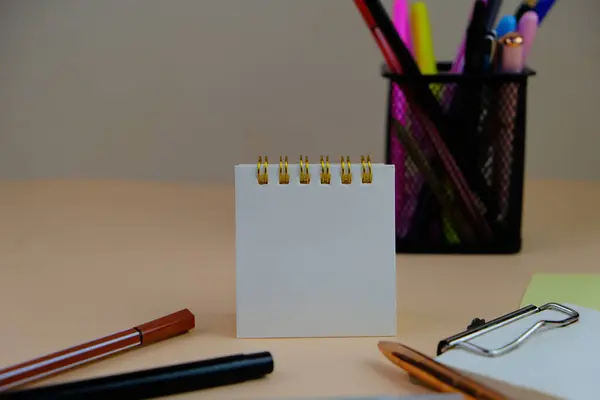 Metin alanı için boş bir not defterinin düz uzantısı. Sarı arka planda metin alanı olan eğitici bir kavram. kalem, alarm saati ve hesap makinesi gibi sarı araçlarla çevrelenmiş