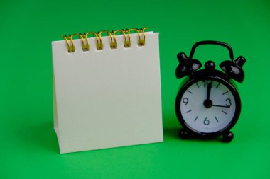 Metin alanı için boş bir not defterinin düz uzantısı. İzole edilmiş arkaplanda metin alanı olan eğitici kavram. 