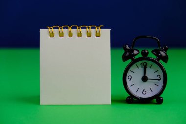 Metin alanı için boş bir not defterinin düz uzantısı. İzole edilmiş arkaplanda metin alanı olan eğitici kavram. 