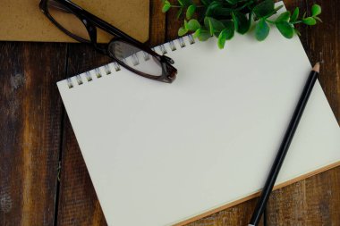 Metin alanı için boş bir not defterinin düz uzantısı. İzole edilmiş arkaplanda metin alanı olan eğitici kavram. 