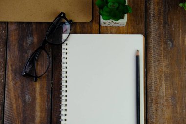 Metin alanı için boş bir not defterinin düz uzantısı. İzole edilmiş arkaplanda metin alanı olan eğitici kavram. 