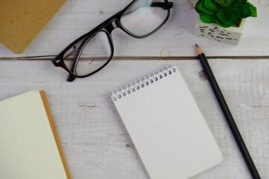 Metin alanı için boş bir not defterinin düz uzantısı. İzole edilmiş arkaplanda metin alanı olan eğitici kavram. 