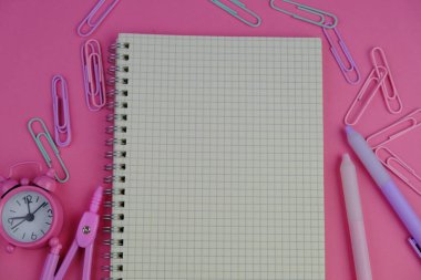 Metin alanı için boş bir not defterinin düz uzantısı. Sarı arka planda metin alanı olan eğitici bir kavram. kalem, alarm saati ve hesap makinesi gibi sarı araçlarla çevrelenmiş