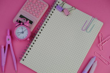 Metin alanı için boş bir not defterinin düz uzantısı. Sarı arka planda metin alanı olan eğitici bir kavram. kalem, alarm saati ve hesap makinesi gibi sarı araçlarla çevrelenmiş