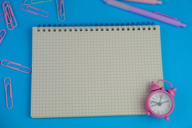 Metin alanı için boş bir not defterinin düz uzantısı. Sarı arka planda metin alanı olan eğitici bir kavram. kalem, alarm saati ve hesap makinesi gibi sarı araçlarla çevrelenmiş