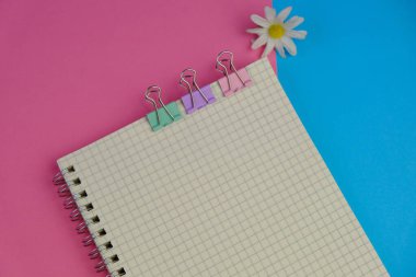 Metin alanı için boş bir not defterinin düz uzantısı. Sarı arka planda metin alanı olan eğitici bir kavram. kalem, alarm saati ve hesap makinesi gibi sarı araçlarla çevrelenmiş