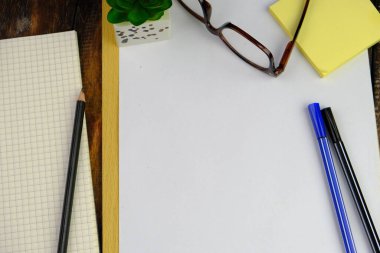 Metin alanı için boş bir not defterinin düz uzantısı. Sarı arka planda metin alanı olan eğitici bir kavram. kalem, alarm saati ve hesap makinesi gibi sarı araçlarla çevrelenmiş