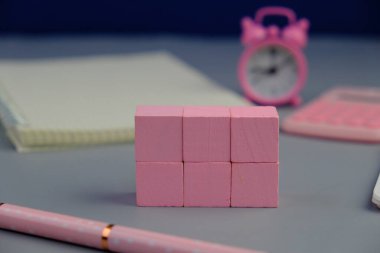 Metin alanı için boş bir not defterinin düz uzantısı. Sarı arka planda metin alanı olan eğitici bir kavram. kalem, alarm saati ve hesap makinesi gibi sarı araçlarla çevrelenmiş