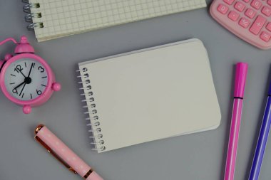 Metin alanı için boş bir not defterinin düz uzantısı. Sarı arka planda metin alanı olan eğitici bir kavram. kalem, alarm saati ve hesap makinesi gibi sarı araçlarla çevrelenmiş