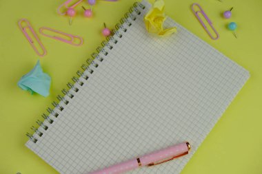 Metin alanı için boş bir not defterinin düz uzantısı. Sarı arka planda metin alanı olan eğitici bir kavram. kalem, alarm saati ve hesap makinesi gibi sarı araçlarla çevrelenmiş