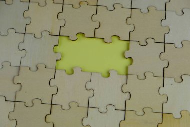 Bir metin şablonu için kayıp bulmacalı beyaz yapboz. Sarı renkteki izole fotoğrafın üstünde. 