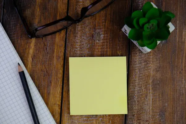 Metin alanı için boş bir not defterinin düz uzantısı. Sarı arka planda metin alanı olan eğitici bir kavram. kalem, alarm saati ve hesap makinesi gibi sarı araçlarla çevrelenmiş