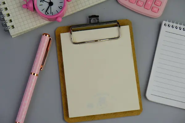 Metin alanı için boş bir not defterinin düz uzantısı. Sarı arka planda metin alanı olan eğitici bir kavram. kalem, alarm saati ve hesap makinesi gibi sarı araçlarla çevrelenmiş