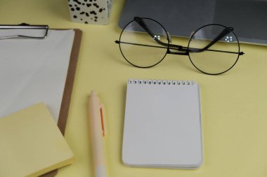Ev ofis çalışma alanı mockup dizüstü bilgisayar, Pano, palmiye yaprağı, dizüstü bilgisayar ve aksesuarları. Düz yatıyordu, en iyi görünümü