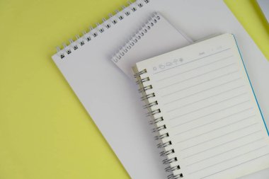 Ev ofis çalışma alanı mockup dizüstü bilgisayar, Pano, palmiye yaprağı, dizüstü bilgisayar ve aksesuarları. Düz yatıyordu, en iyi görünümü