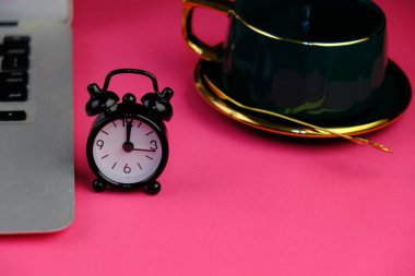 Ev ofisinin bilgisayar, pano, palmiye yaprağı, defter ve aksesuarlı çalışma alanı modeli. Düz yerde, üst tarafta. Pembe tema