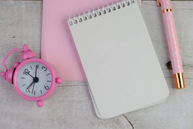 Ev ofisinin bilgisayar, pano, palmiye yaprağı, defter ve aksesuarlı çalışma alanı modeli. Düz yerde, üst tarafta. Pembe tema