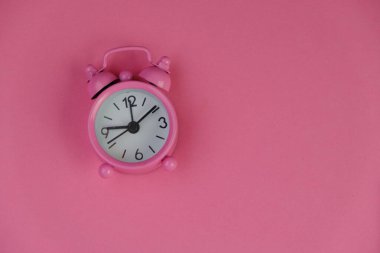 Ev ofisinin bilgisayar, pano, palmiye yaprağı, defter ve aksesuarlı çalışma alanı modeli. Düz yerde, üst tarafta. Pembe tema