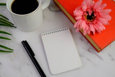 Ev ofisinin bilgisayar, defter ve kahveli çalışma alanı modeli. Düz yerde, üst tarafta. beyaz tema