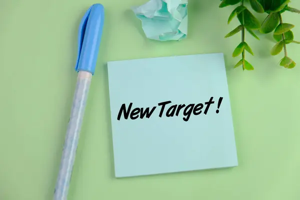 NY TARget 'ın düz defterdeki kalemiyle. İş konsepti. yeşil konsept