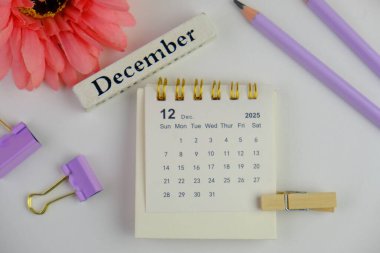 Aralık 2025 tarihli aylık masa takvimi ofis arka planında. 