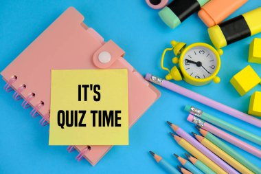 Not defteri, sarı alarmlı saat ve renkli kalemlerle Yarışma Zamanı. quiz ya da quiz oyunlarına cevap verme kavramı