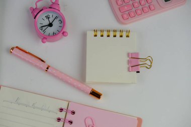 Okul konseptinin arka planında renkli okul malzemeleri