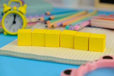 Okul konseptinin arka planında renkli okul malzemeleri