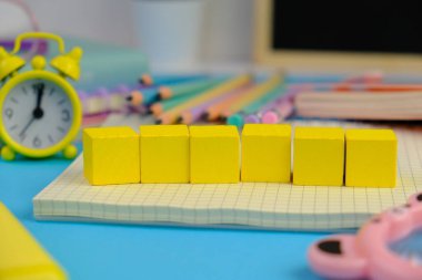 Okul konseptinin arka planında renkli okul malzemeleri