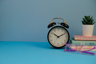 Okul konseptinin arka planında renkli okul malzemeleri