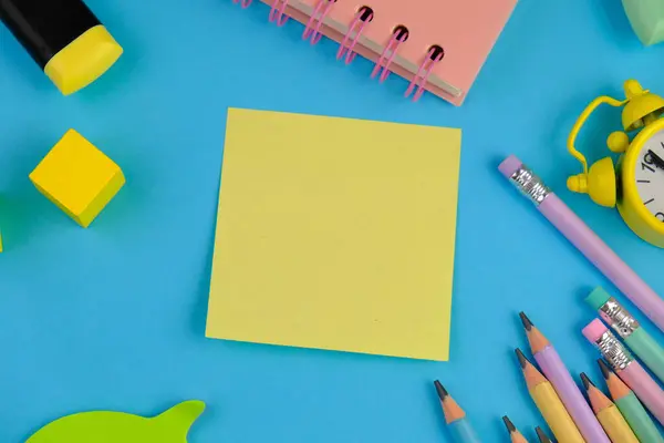 Okul konseptinin arka planında renkli okul malzemeleri