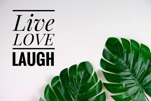 Beyaz yaprak arka planında daha az endişe duymakla ilgili ilham verici bir alıntı..