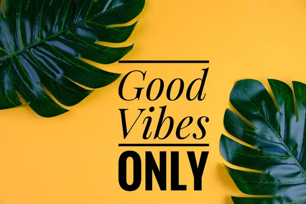 Sadece sarı yalıtılmış yaprak arka planında iyi titreşimler hakkında ilham verici bir alıntı..  