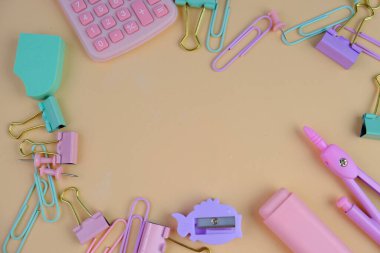 Canlı sarı bir arka planda okul malzemeleri çeşitliliğinin en üst görüntüsü. bu resim renkli kalemler, defterler, makas, silgi ve ataçlar içerir, metin alanı ile okula dönüş kavramı