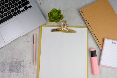 Boş beyaz kağıt, bilgisayar klavyesi, gözlük ve kalemle gri masanın üstünde düz bir tabela. Kontrol Listesi