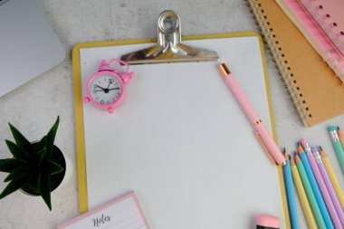 Boş beyaz kağıt, bilgisayar klavyesi, gözlük ve kalemle gri masanın üstünde düz bir tabela. Kontrol Listesi