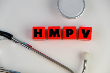 İnsan metafnömotorirüsünün (HMPV) belirtileri ciddi farklılıklar gösterebilir ve sıklıkla öksürük, ateş, burun akışı ve boğaz ağrısı görülür. tıbbi ekipmanlı metin