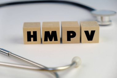 İnsan metafnömotorirüsünün (HMPV) belirtileri ciddi farklılıklar gösterebilir ve sıklıkla öksürük, ateş, burun akışı ve boğaz ağrısı görülür. tıbbi ekipmanlı metin