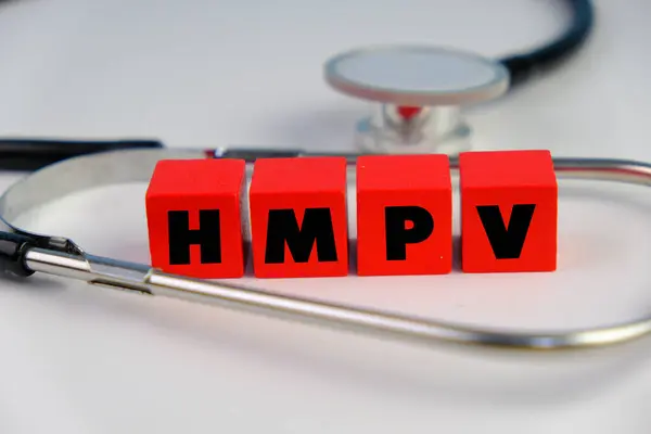 İnsan metafnömotorirüsünün (HMPV) belirtileri ciddi farklılıklar gösterebilir ve sıklıkla öksürük, ateş, burun akışı ve boğaz ağrısı görülür. tıbbi ekipmanlı metin