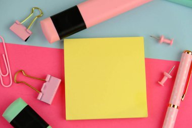 Not defteri ve kalemle ev ofisinin çalışma odası modeli. Düz yerde, üst tarafta. mavi tema