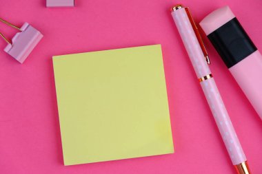 Not defteri ve kalemle ev ofisinin çalışma odası modeli. Düz yerde, üst tarafta. mavi tema