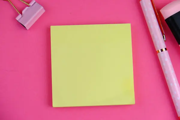 Not defteri ve kalemle ev ofisinin çalışma odası modeli. Düz yerde, üst tarafta. mavi tema