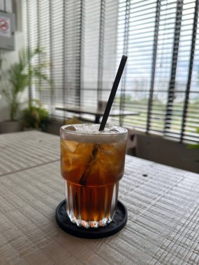 Soğuk şeftalili kokteyl ya da naneli buzlu çay. Beyaz arka planda şeftalili limonata. Yaz ferahlatıcı içecek tarifi. Ev yapımı buzlu meyve çayı. Restoran menüsü. Boşluğu kopyala 