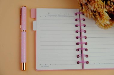 Üst görüntüde pembe gebera, huzurlu bir pastel arka planda mesaj, aşk ve romantik konsept için metin alanı var.