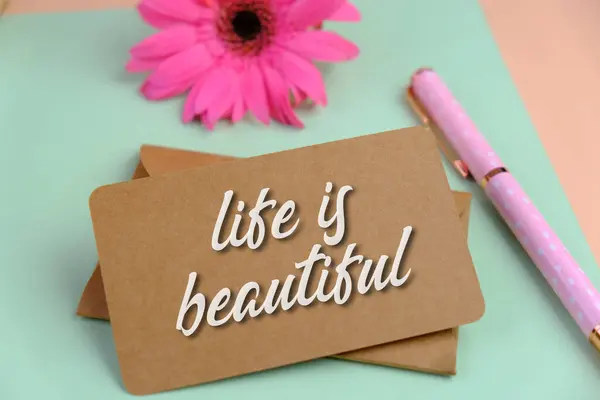 Hayat, aşk ve taze çiçeklerle ilgili ilham verici bir alıntı. Mutlu olmaya odaklan.. 