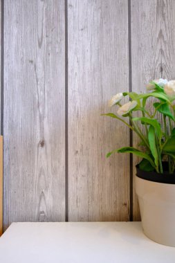 Sade bir arkaplana yerleştirilmiş şablon çiçekleri. Mesaj alanı ve sevgililer günü için bir model. Beyaz kağıt davetiye kartı. Zarf ve çiçeklerle maket. Kopya alanı ile maket.