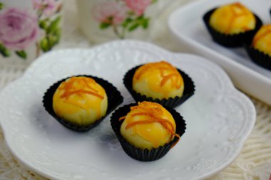 Bayram kutlamaları sırasında Malezya 'da popüler kurabiyeler (Hari Raya) beyaz yalıtılmış arka planda. Ananaslı tart, çikolatalı cips, reçelli kurabiye, katmanlı kek.