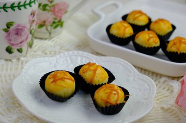 Bayram kutlamaları sırasında Malezya 'da popüler kurabiyeler (Hari Raya) beyaz yalıtılmış arka planda. Ananaslı tart, çikolatalı cips, reçelli kurabiye, katmanlı kek.