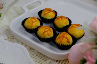 Bayram kutlamaları sırasında Malezya 'da popüler kurabiyeler (Hari Raya) beyaz yalıtılmış arka planda. Ananaslı tart, çikolatalı cips, reçelli kurabiye, katmanlı kek.