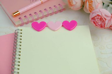 En üstteki görüntüde pembe güller serin beyaz arka planda, mesajınız için metin alanı, aşk ve romantik ve sevgililer günü konsepti.